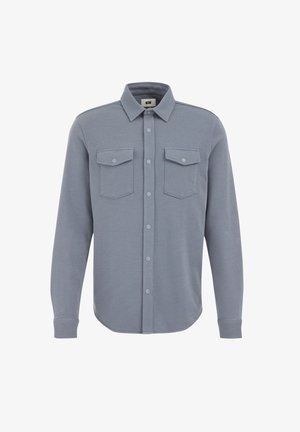 Cămașă butonată gri deschis, cu mâneci lungi, două buzunare pe piept și un tiv rotund. Fabricată dintr-un material moale, cu o textură netedă.