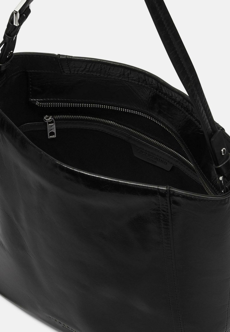 Schwarze Ledertasche mit glänzender Oberfläche, ausgestattet mit einer Innentasche mit Reißverschluss und einem robusten Träger. Geräumiges und minimalistisches Design.