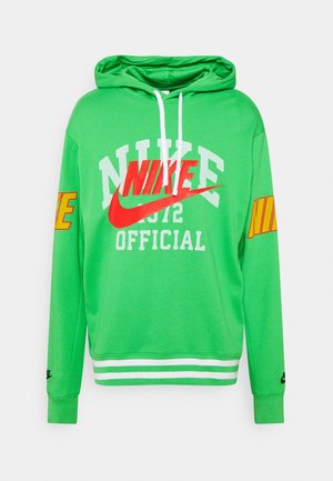Felpa con cappuccio verde Nike con grande logo swoosh rosso, scritta bianca "NIKE 1972 OFFICIAL" sul davanti, scritta Nike gialla sulle maniche, cordini bianchi e orlo a righe.