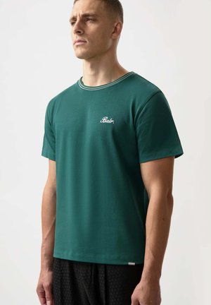 Grünes kurzärmliges T-Shirt mit einem kontrastierenden gestreiften Kragen und gesticktem Logo auf der Brust, aus weichem Stoff mit glatter Textur.