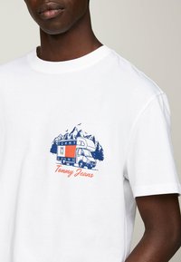 Tommy Jeans SLOGAN BACK GRAPHIC  - T-shirt imprimé - white
