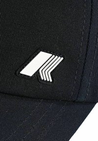 Casquette en tissu noir avec un petit logo géométrique blanc représentant un parall élogramme plein et trois parallélogrammes contour sur le panneau avant.