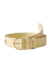 Cintura in pelle gialla con una superficie liscia, dotata di una fibbia in metallo color oro e accessori coordinati. Design semplice e funzionale.