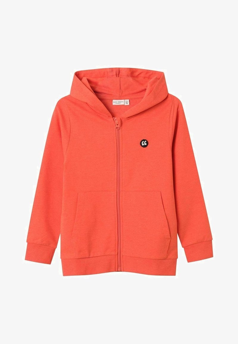 Sweat à capuche zippé corail en tissu doux, avec une poche avant, une capuche à cordon de serrage et un accent logo noir sur la poitrine.