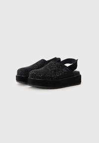 Schwarze Wildleder-Slipper mit strukturiertem Obermaterial und Kristallverzierungen, dicker Sohle und offener Ferse für einfaches An- und Ausziehen.