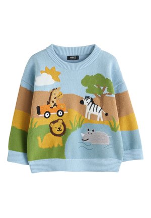 Lyseblå børnesweater med strikket giraf i en bil, zebra, løve og næsehorn ved en dam under sol og træ på en naturbaggrund.