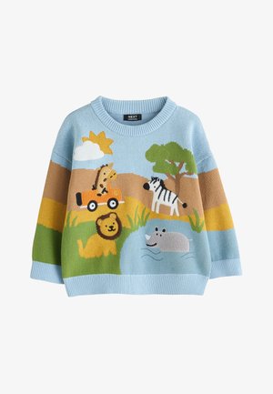 Hellblauer Kinderpullover mit gestrickter Giraffe in einem Auto, Zebra, Löwe und Nashorn an einem Teich unter Sonne und Baum auf einem Naturhintergrund.