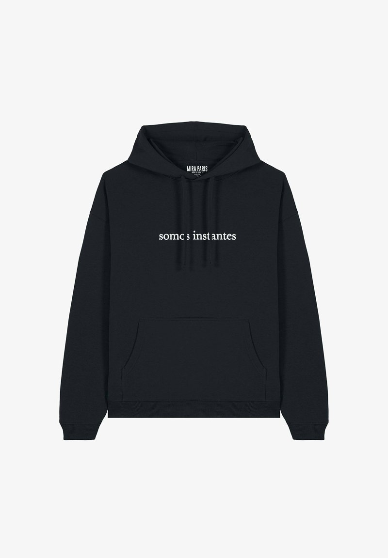 Zwarte hoodie met een voorzak, ribgebreide manchetten en onderrand; voorzien van "somos instantes" in witte tekst op de borst; gemaakt van zachte stof.