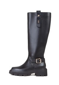 Botte en cuir noir haute jusqu'au genou avec un bout arrondi, une semelle épaisse, un détail de boucle sur le côté et un tab avec un clou en haut.