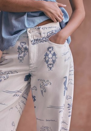 Next, TALL FIT - NATIONAL TRUST X HIGH RISE BARREL LEG JEANS - Wide Leg - ecru blue print