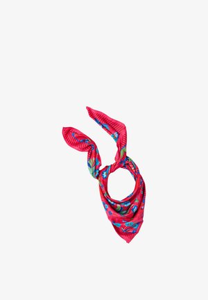 Hellroter Schal mit blauen und grünen Blumenmustern, locker gebunden mit zwei Enden, die nach oben gegen einen weißen Hintergrund ragen.