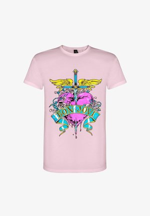 Vaaleanpunainen T-paita, jossa on värikäs graafinen design, jossa näkyy miekka siipien kanssa, sydän, ruusuja ja "BON JOVI" sinisessä bannerissa.