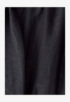 Sort stof med en tekstureret overflade, der har en subtil glans og lette variationer i farve og lysstyrke, hvilket skaber et lagdelt udseende.