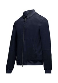 Giacca bomber navy realizzata in tessuto liscio; presenta una chiusura zip frontale, colletto e polsini a costine e tasche laterali. Design semplice e moderno.