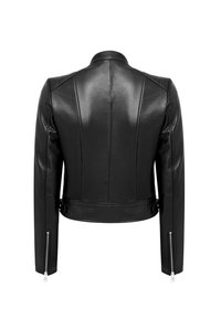 Giubbotto in pelle nera con una vestibilità aderente, caratterizzato da un colletto alto, dettagli a pannello e cerniere argentate sui polsini. Texture liscia in tutto il capo.