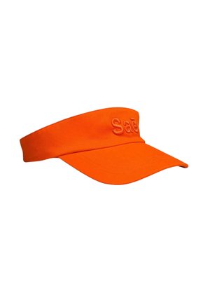 Visière de soleil en tissu orange vif avec visière incurvée et texte partiel brodé sur la bande avant sur fond blanc.