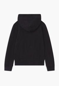 Černá mikina s dlouhým rukávem a vroubkovanými manžetami a lemem, zobrazená zezadu na bílém pozadí.