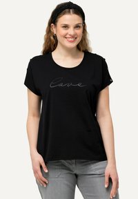 Camiseta negra de manga corta con cuello redondo, que presenta un estampado de script en gris claro que dice "Love" y acentos de botones en los hombros.