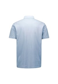 Lichtblauwe polo, korte mouwen, katoenen materiaal, klassieke kraag, gladde textuur, effen kleur zonder zichtbare patronen of accenten.