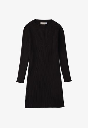 Czarna dzianinowa sukienka z długimi rękawami, prążkowaną teksturą i dekoltem w kształcie litery V. Boczne rozcięcia u dołu zapewniają swobodę ruchów.