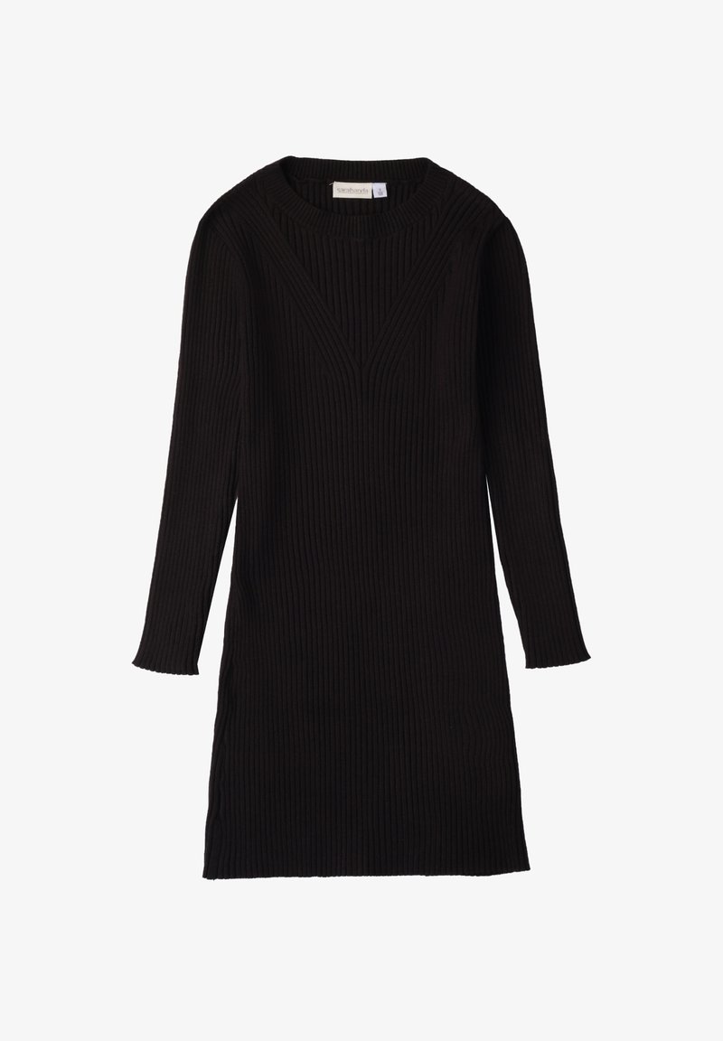 Czarna dzianinowa sukienka z długimi rękawami, prążkowaną teksturą i dekoltem w kształcie litery V. Boczne rozcięcia u dołu zapewniają swobodę ruchów.