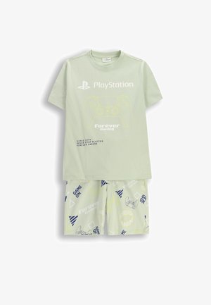 Jasnozielony zestaw PlayStation z koszulką z nadrukiem kontrolera i napisem "Forever Gaming", w zestawie z dopasowanymi szortami z ikonami gier.