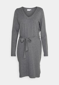 Abito grigio in maglia con maniche lunghe, scollatura a V e cintura in vita. Tessuto morbido, design a lunghezza ginocchio e spacchi laterali per facilitare i movimenti.