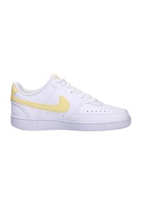 Sneaker bianco con dettagli gialli, dotato di tomaia in pelle, punta rotonda, dettagli perforati e suola in gomma testurizzata per una migliore aderenza.