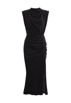 Czarna sukienka bez rękawów z opadającym dekoltem, marszczonym szczegółem po bokach i wysokim rozcięciem, wykonana z teksturowanej, błyszczącej tkaniny.