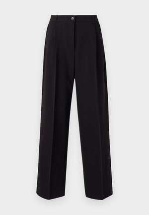 Pantalones anchos negros fabricados en tejido ligero. Cuenta con un cierre de botón en la parte delantera, dos bolsillos laterales y una cinturilla ajustada. Sin patrones visibles.