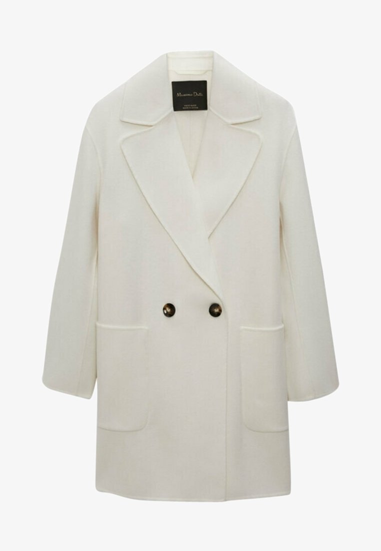 Manteau en laine ivoire à double boutonnage, avec larges revers, deux poches plaquées devant et boutons foncés, conçu par Massimo Dutti.
