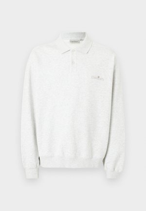 Polo bianca a maniche lunghe con due bottoni e polsini a coste, con un logo ricamato discreto sul petto.