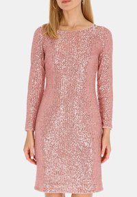 Różowa sukienka z długimi rękawami ozdobiona cekinami, z prążkowaną teksturą i dekoltem w serek, dopasowana sylwetka oraz długość do kolan.