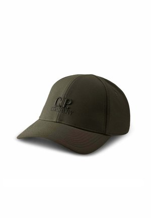 Cappellino da baseball verde oliva scuro con visiera curva e logo "C.P. Company" ricamato sul pannello centrale anteriore.