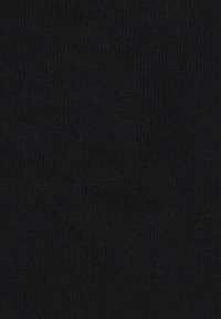 Czarna dzianina o gładkiej fakturze, z jednolitym wzorem prążków na całej powierzchni.