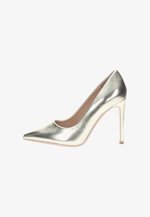 Décolleté argentato metallizzato con punta affilata, texture liscia e tacco a stiletto sottile, caratterizzato da un vamp molto scollato per un'eleganza aggiuntiva.