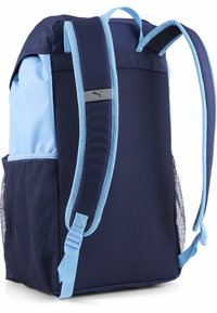 Zaino blu navy e azzurro chiaro con tasche laterali in rete, spallacci imbottiti regolabili e una toppa con il marchio sul davanti. Realizzato in tessuto resistente.