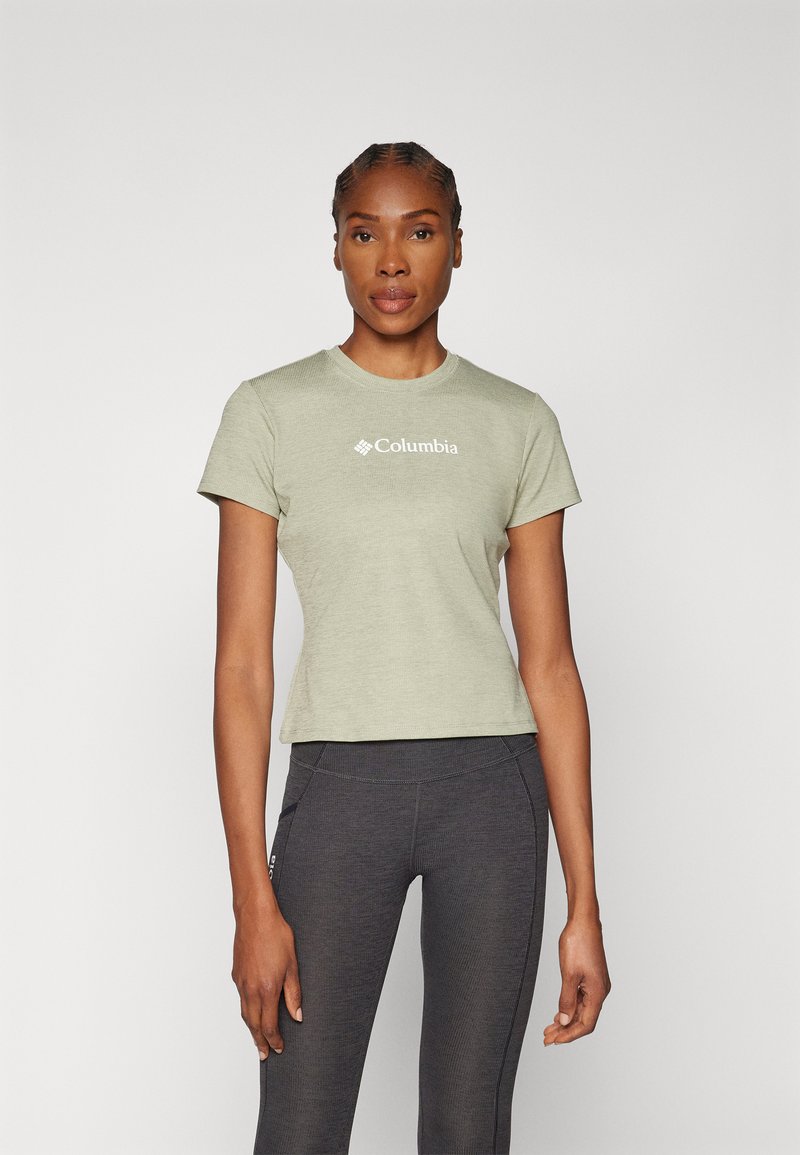 Lichtgroene t-shirt met korte mouwen en een ronde halslijn, voorzien van een subtiele structuur en een witte "Columbia" logo op de borst.