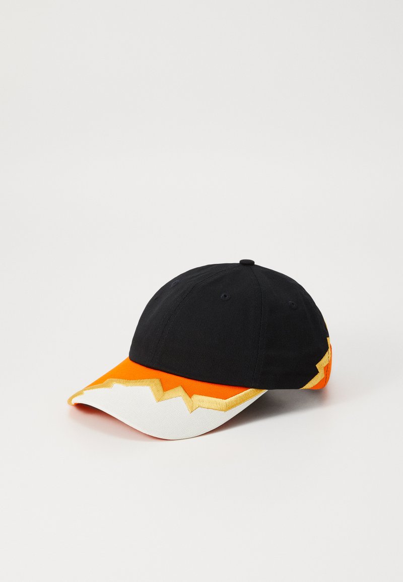 Schwarze Baumwollmütze mit strukturiertem Design, versehen mit einem orange-weißen Zickzack-Muster am Schirm, akzentuiert mit gelben Nähten.