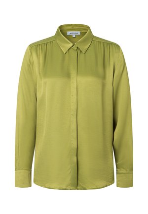 Groene satijnen blouse met lange mouwen, een kraag en subtiele plooien op de schouders. Gladde textuur en rechte zoom.