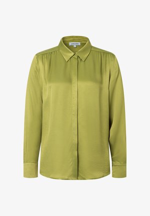 Groene satijnen blouse met lange mouwen, een kraag en subtiele plooien op de schouders. Gladde textuur en rechte zoom.