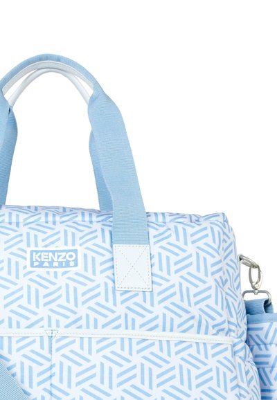 Sac bleu clair avec un motif géométrique. Fabriqué en tissu avec des sangles bleues et un accent en cuir. Présente un patch logo et une bandoulière amovible.