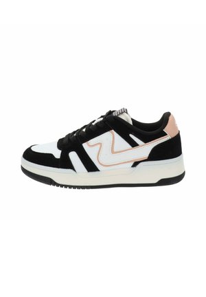 Czarno-białe buty sportowe z materiałów zamszowych i skórzanych, z różowymi akcentami, wyróżniającym się wyglądem i czarną gumową podeszwą.