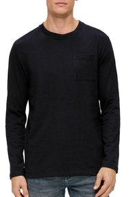 Schwarzes langärmeliges Shirt aus weicher Baumwolle. Es hat einen Rundhalsausschnitt und eine Brusttasche. Der Schnitt ist lässig und einfach im Design.