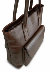 Sac cabas en cuir marron foncé avec doubles poignées, fermeture éclair en haut et poche avant à rabat, présenté sur fond blanc.