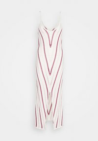 Vestido maxi de punto con cuello en V, tirantes finos y una abertura frontal. Tiene una base blanca con rayas zigzag rojas y detalles texturizados.