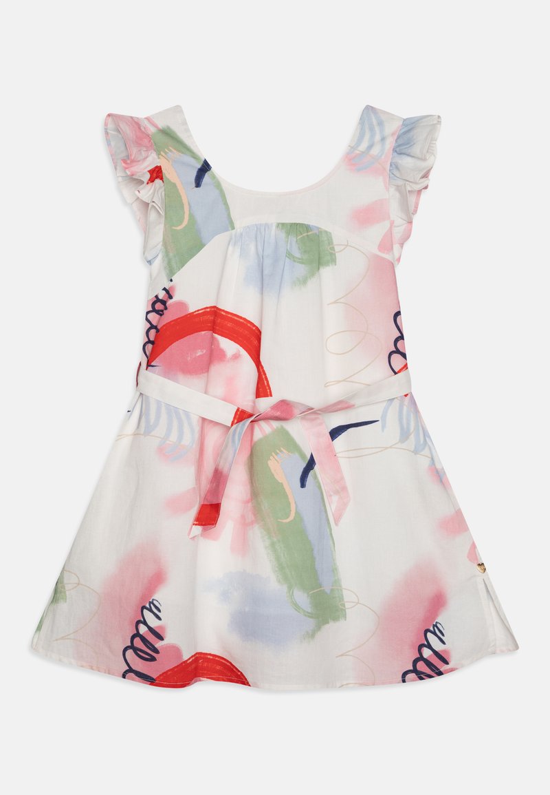 Hvit kjole med fargerike abstrakte mønstre. Har volanger på skuldrene og et bånd i midjen. Laget av myk bomullsmateriale.