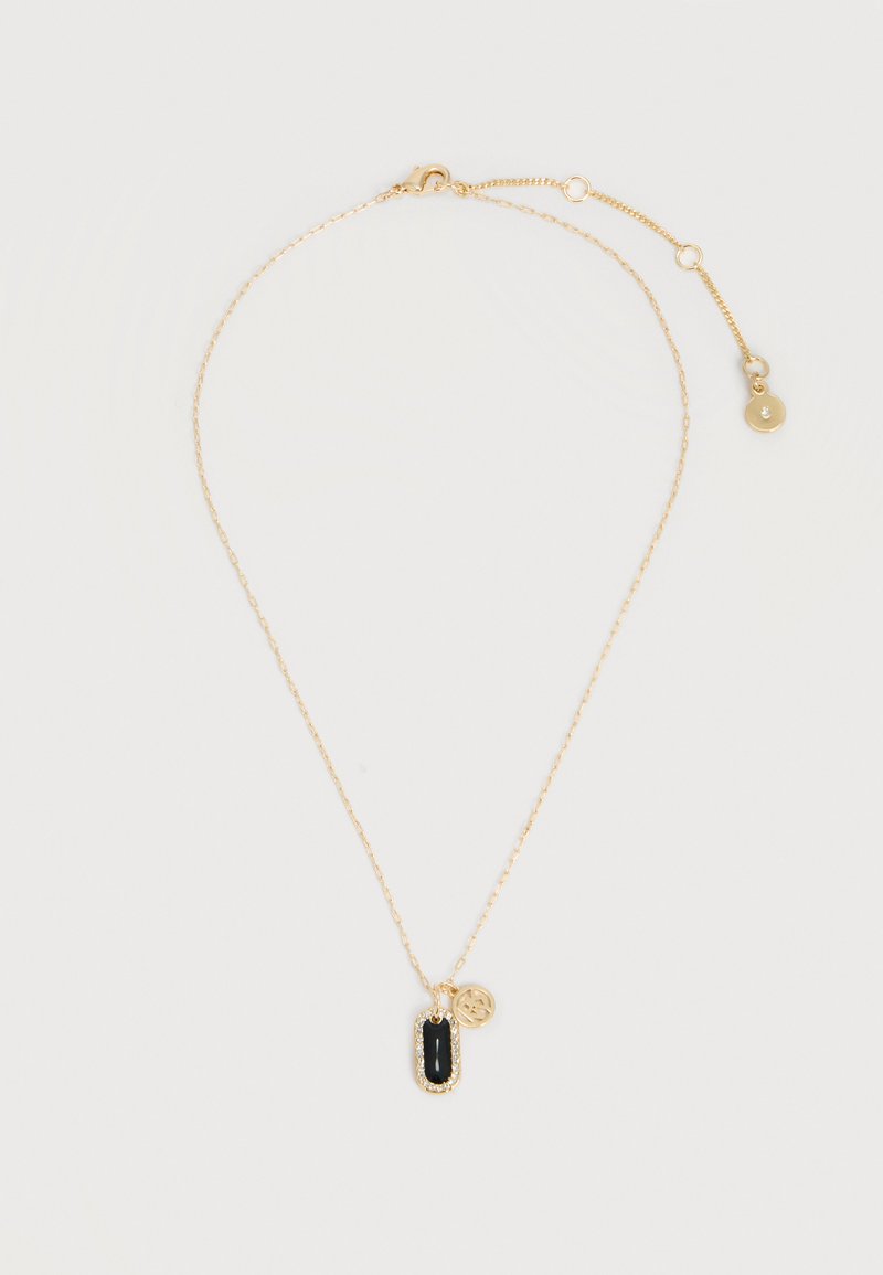 Λεπτή χρυσή αλυσίδα με μαύρο ορθογώνιο μενταγιόν περιβαλλόμενο από μικρές διάφανες πέτρες και μικρό χρυσό κυκλικό μενταγιόν.