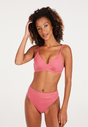 Set di bikini rosa a coste composto da un top a triangolo con spalline regolabili e slip alto con una fascia testurizzata.