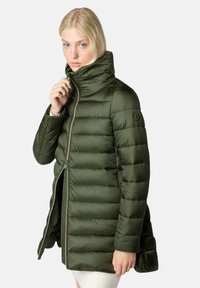 Olivgrüne Steppjacke mit hohem Kragen, horizontaler Steppung und Frontreißverschluss. Mit Markenemblem am linken Ärmel. Weiche, glänzende Textur.